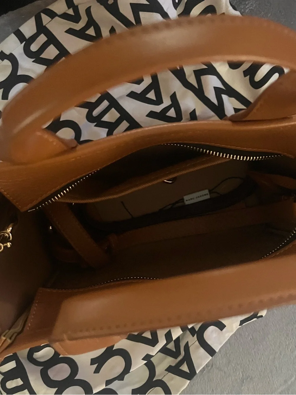 Marc Jacobs Leather The Tote SMALL size - Picture 4 of 15